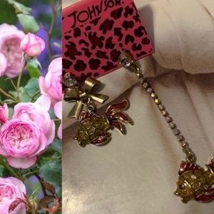 💞💝 Betsy Johnson Fish/Bow Mismatch Earrings 💝💞